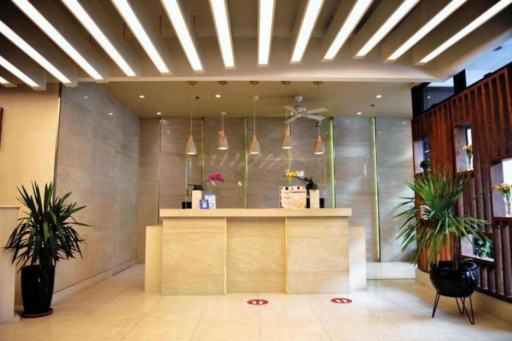 באגויו Aura One Hotel מראה חיצוני תמונה