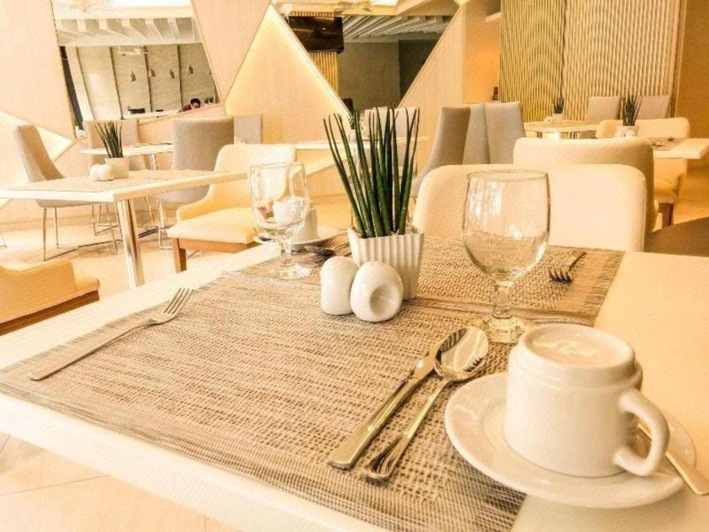 באגויו Aura One Hotel מראה חיצוני תמונה